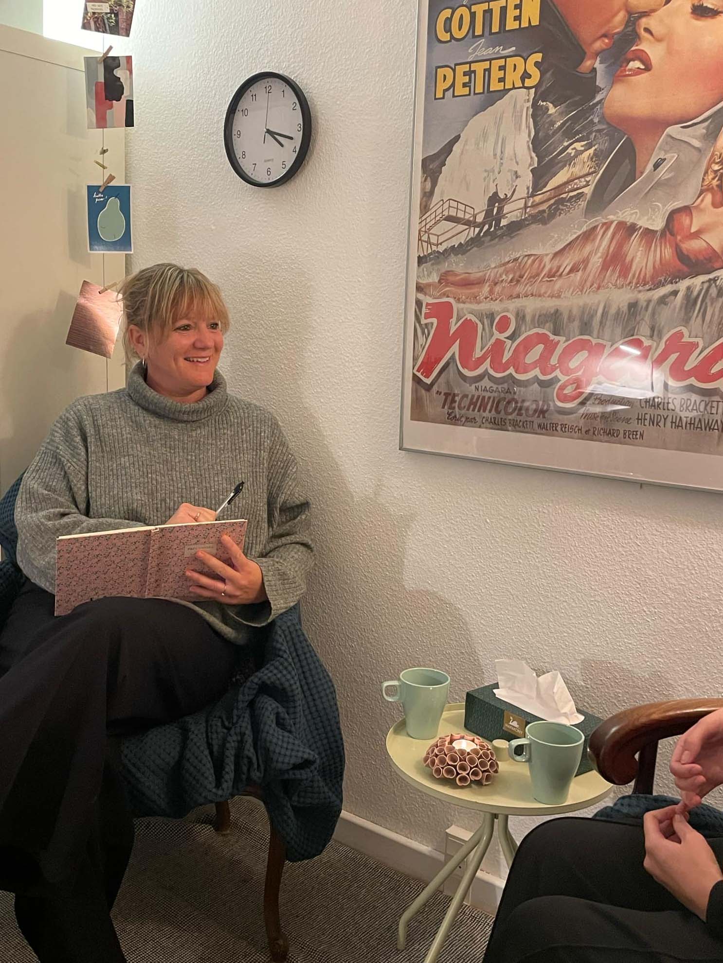 Rikke sidder på sofa